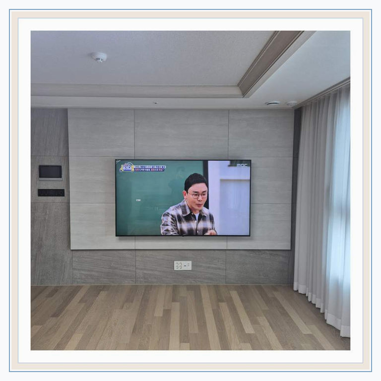 아산 둔포 평택 사운드바 선숨김 상담 관련 설치 참고 사진 1 · 큰 화면의 이동 동선과 작업 인원 안전 확보