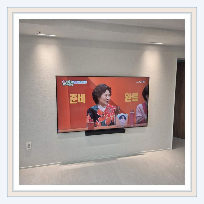 춘천 홍천 화천 철거부터 재설치 상담 관련 설치 참고 사진 2 · 화면 하단과 거실장 사이의 간격을 맞추는 기준