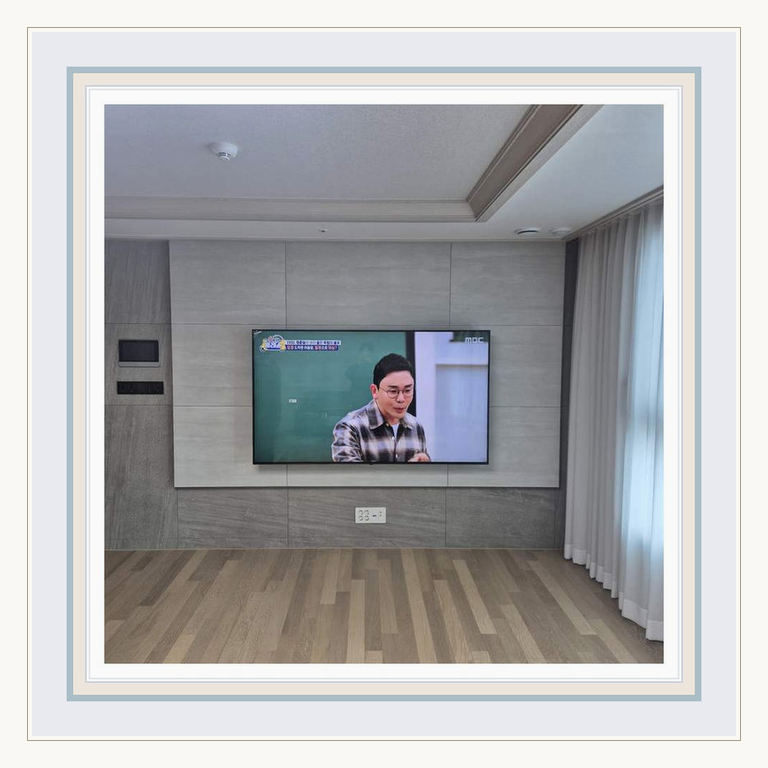 김포 검단 계양 거실 눈높이 맞춰 조절 관련 설치 참고 사진 3 · 큰 화면의 이동 동선과 작업 인원 안전 확보